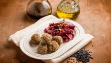 Sfiziosi bocconcini di lenticchie nere con insalata