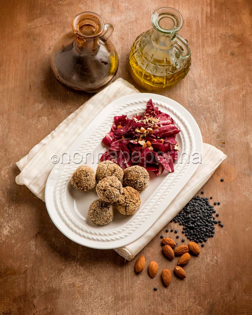 bocconcini di lenticchie nere con insalata bocconcini di lenticchie nere con insalata