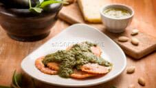Ravioli con pesto di salvia mandorle e pecorino Ravioli con pesto di salvia mandorle e pecorino