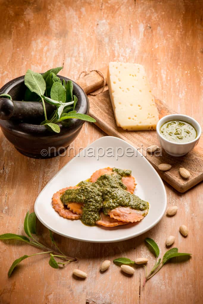 Ravioli con pesto di salvia mandorle e pecorino