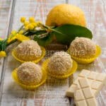 Tartufini di pan di Spagna al cocco per festa della donna