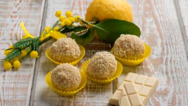 Tartufini di pan di Spagna al cocco e riso