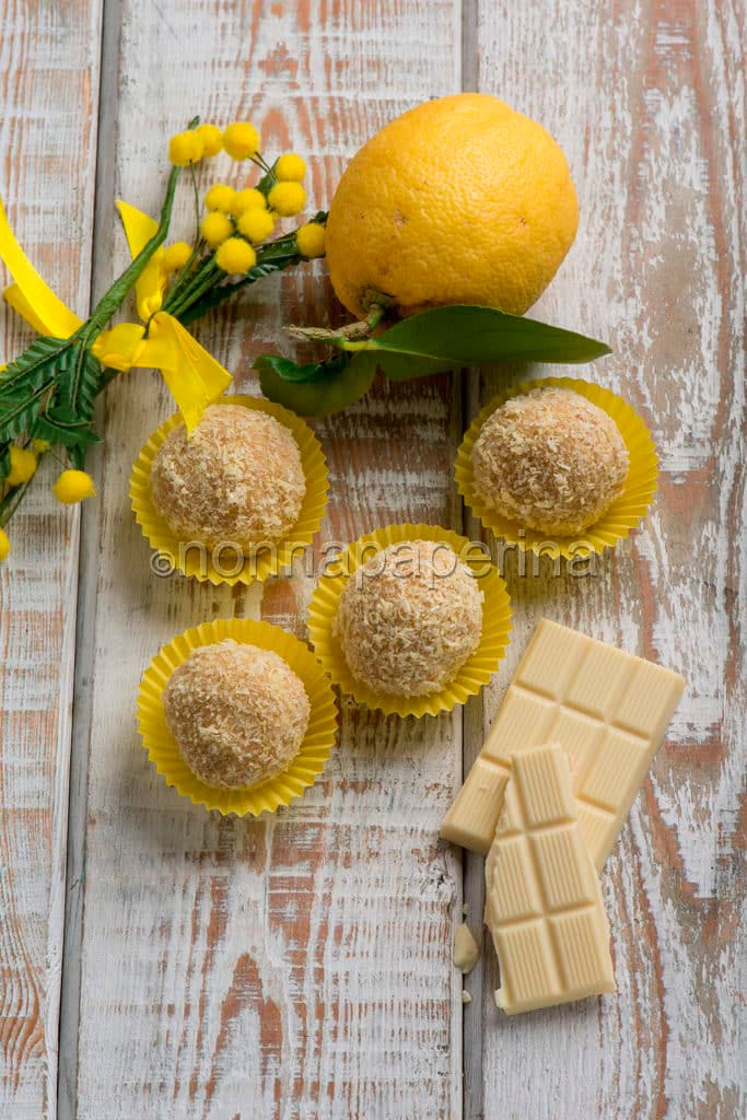 Tartufini di pan di Spagna al cocco e riso