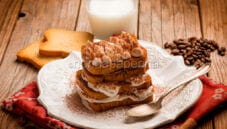 Tiramisù senza glutine con yogurt e fette biscottate, una versione unica