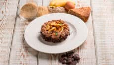 torta con crema di cioccolato e croccante di arachidi