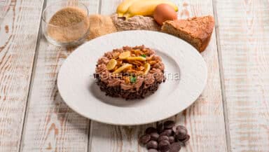 torta con crema di cioccolato e croccante di arachidi