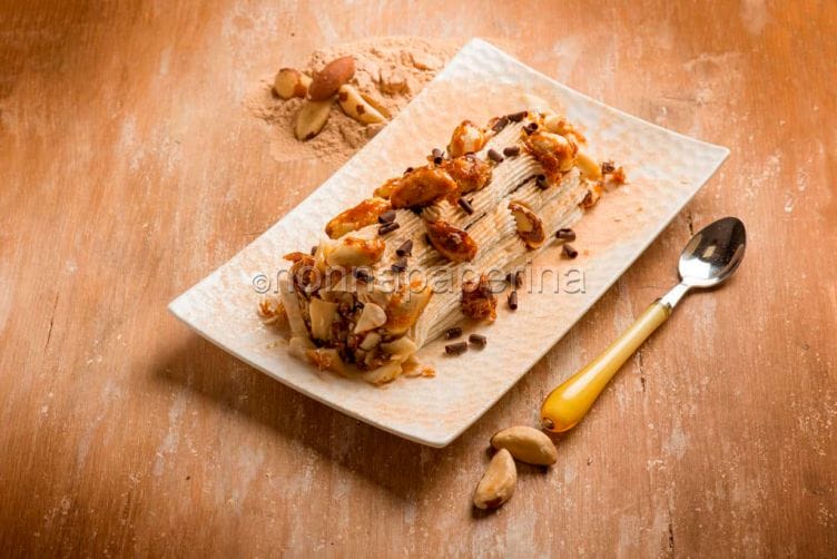 Tronchetto con panna e noci di macadamia: esotico Tronchetto con panna e noci