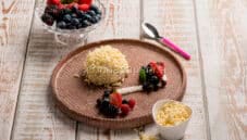 Semisfera ai frutti rossi essiccati: una fresca dolcezza