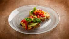 Bruschette gourmet con crema di avocado e peperoni