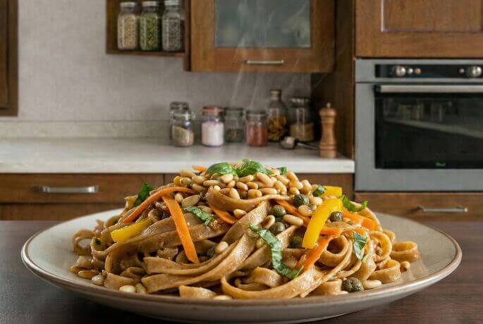 Tagliatelle di farro con verdure e pinoli