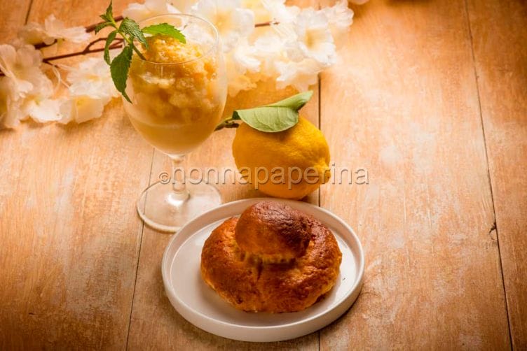La regina della colazione siciliana: la brioche col tuppo brioche col tuppo