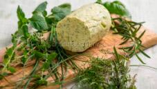 Sfizioso burro aromatizzato alle erbe per insaporire
