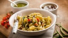 Per l’estate: conchiglioni con pesto, fagiolini e datterini Per l’estate: conchiglioni con pesto, fagiolini e datterini