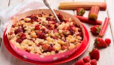 Crumble di fragole e rabarbaro: buono e leggero