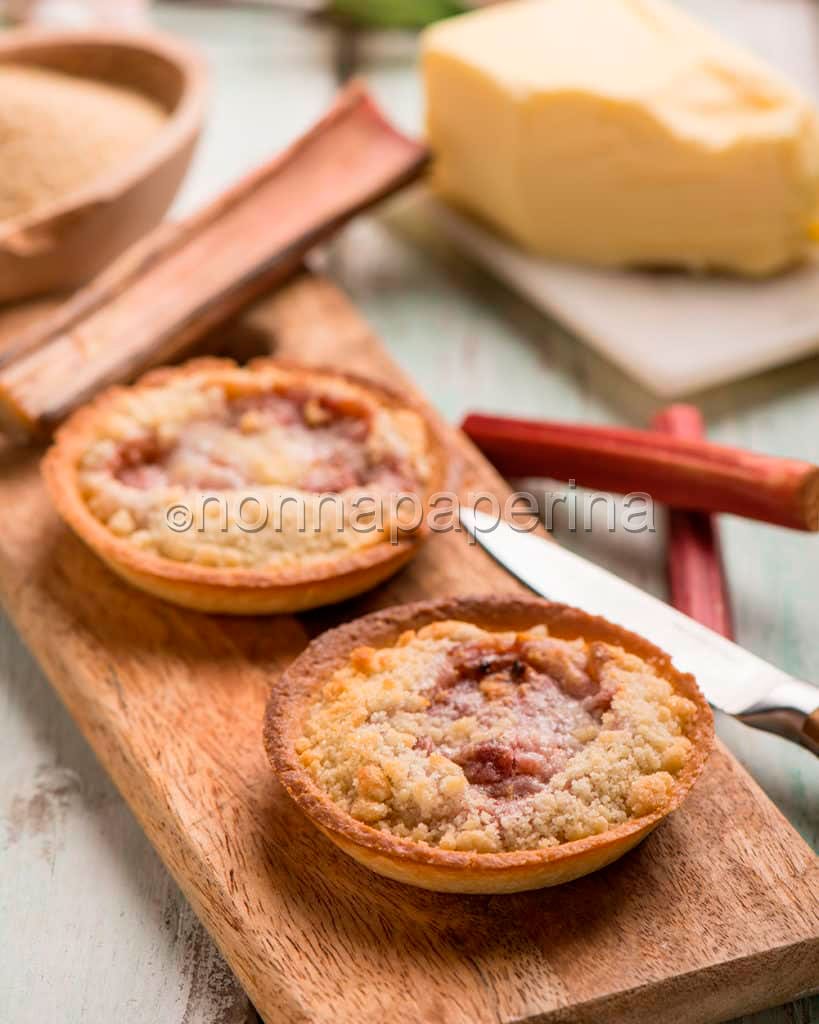 Mini crumble di rabarbaro Mini crumble di rabarbaro