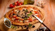Pizza integrale con pomodorini: piacere sano