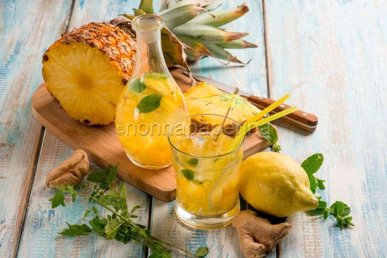 Acqua aromatizzata con ananas