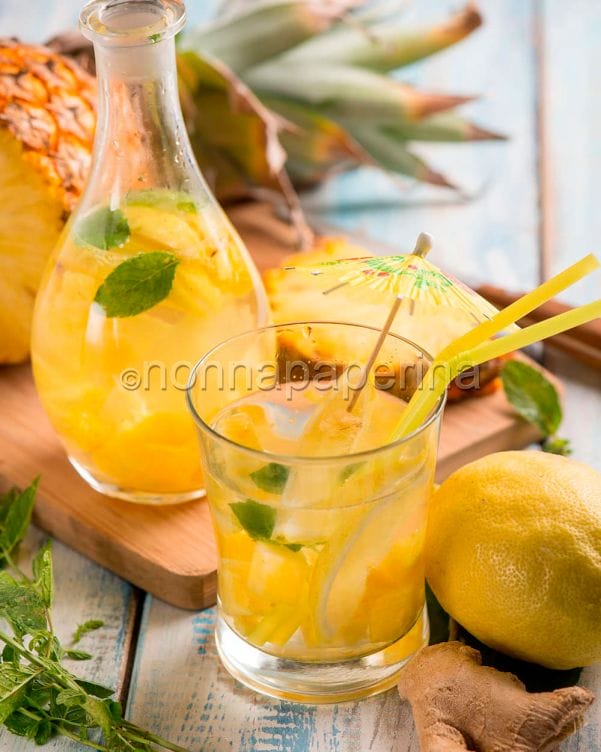 Acqua aromatizzata con ananas