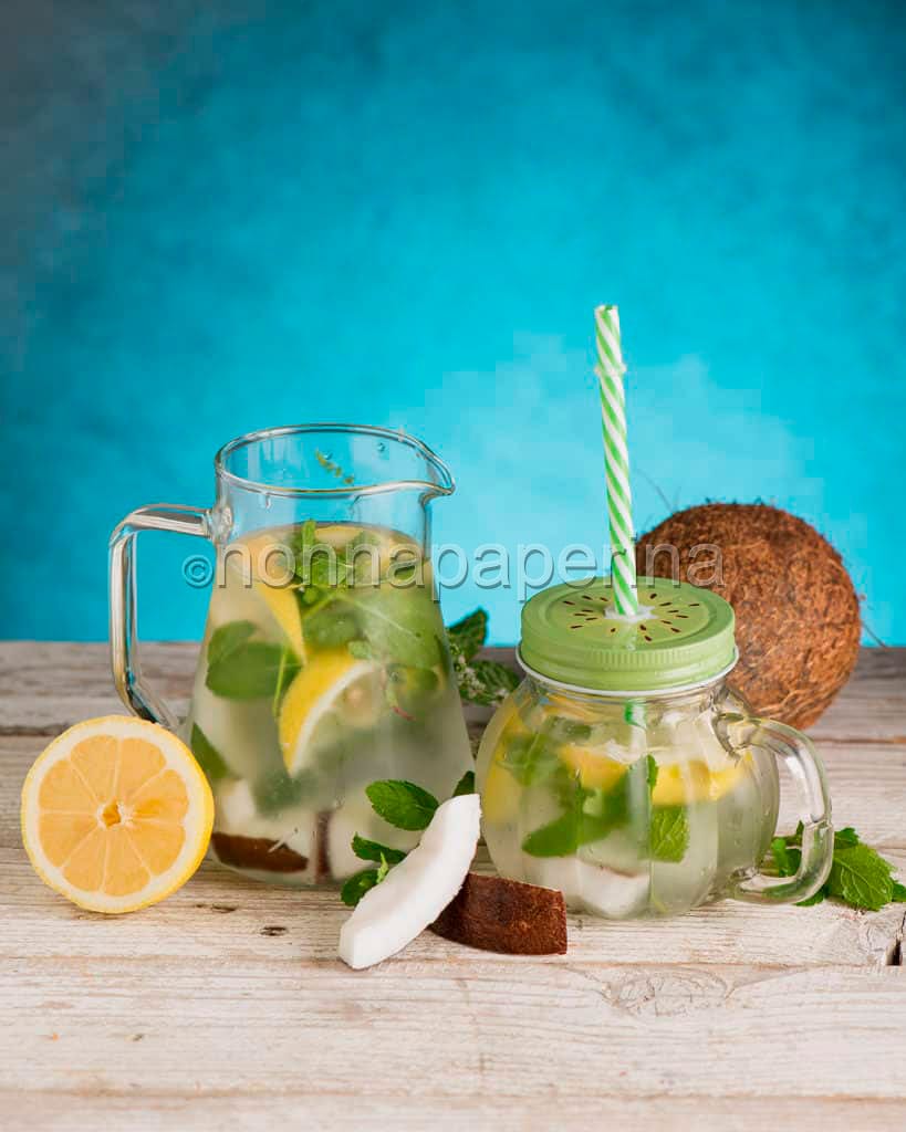 Acqua aromatizzata con limone Acqua aromatizzata con limone