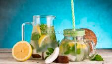 Acqua aromatizzata con limone, cocco e menta