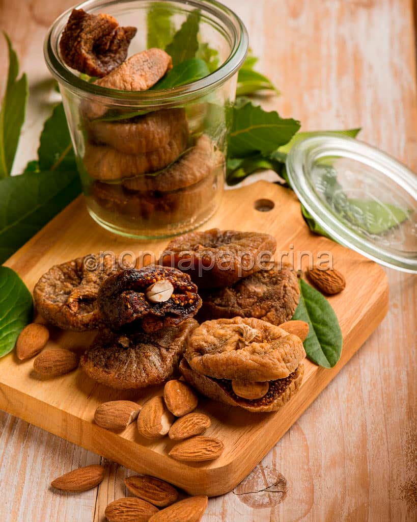 fichi secchi con mandorle