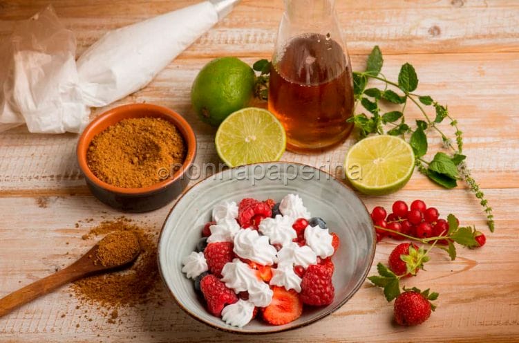 Frutti di bosco con sciroppo alla menta