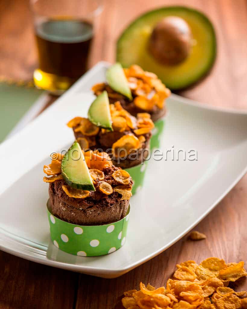 Mini muffins al cacao con avocado