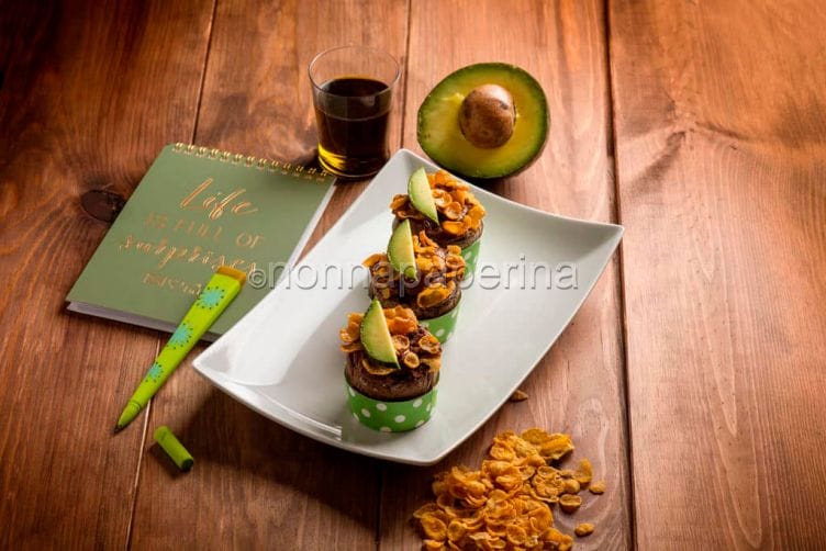 Mini muffins al cacao con avocado