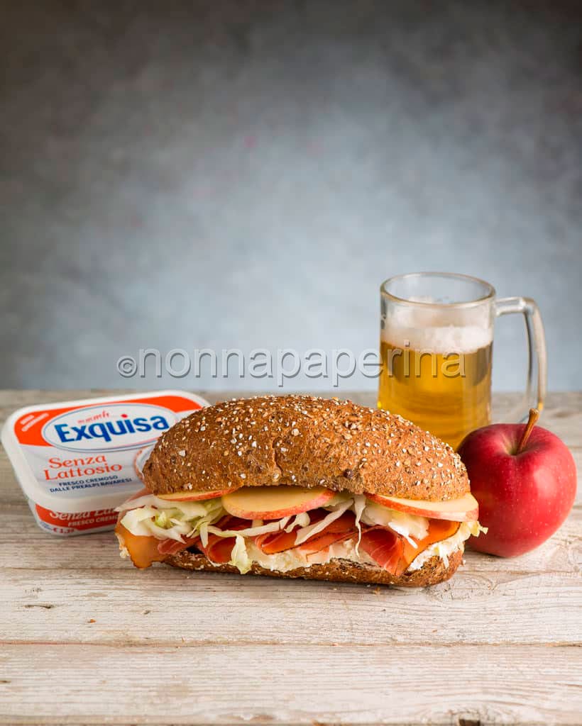 Panino con speck, crauti e mela