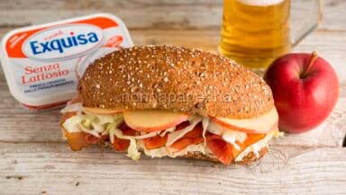Panino con speck crauti e mela