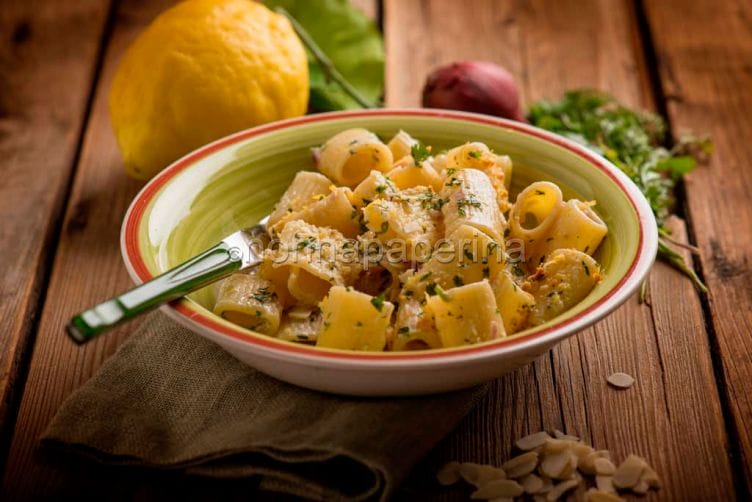 Pasta al profumo di coriandolo e limone: fresca bontà Pasta al profumo di coriandolo e limone
