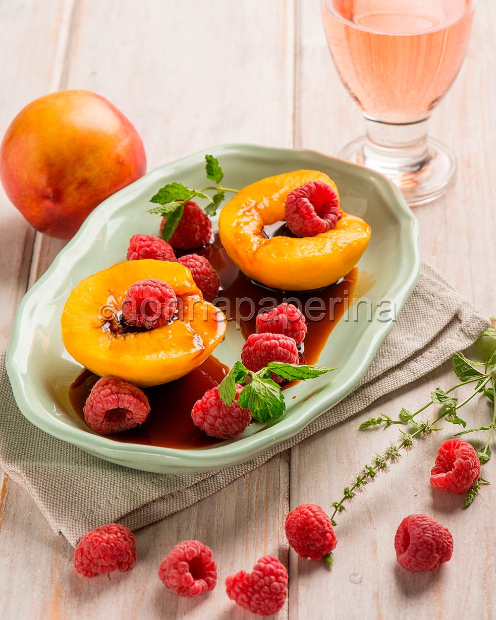 Pesche al vino rosé