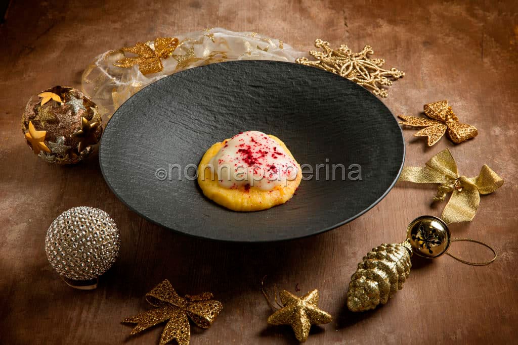 Polenta morbida con uovo, fonduta e tartufo : preparazione gourmet