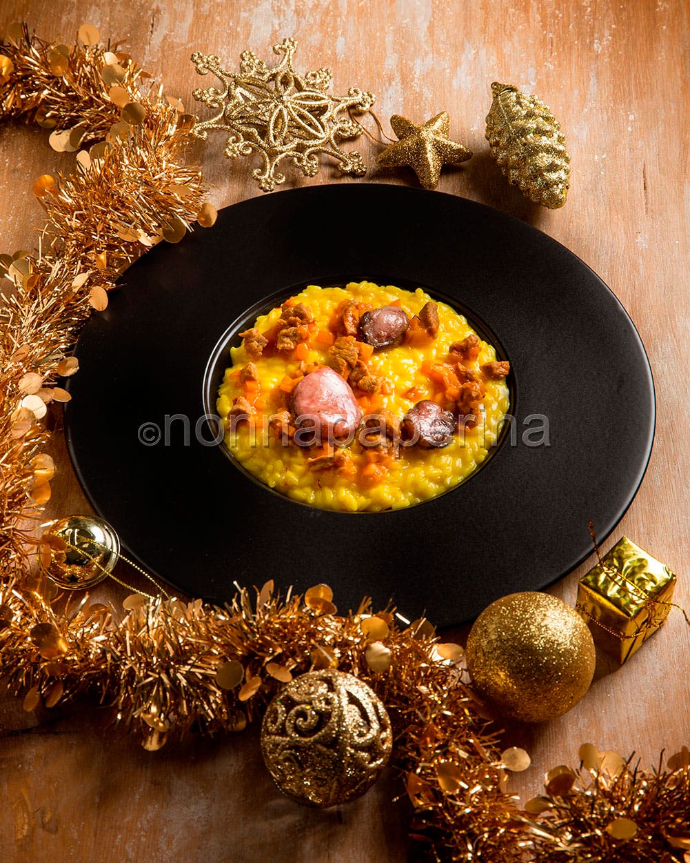 Risotto allo zafferano con ragù di ossobuco tradizione a tavola