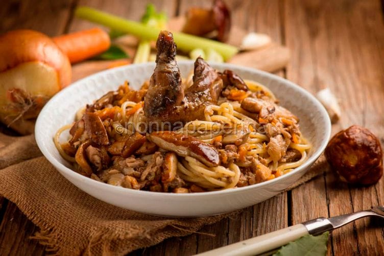 Spaghetti con ragù di pernice rossa e funghi Spaghetti con ragu di pernice