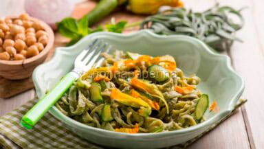 Tagliatelle alla spirulina con i fiori di zucca