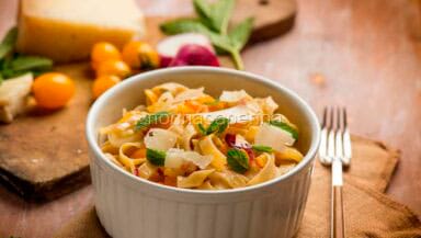Tagliatelle con pomodorini cacio e menta