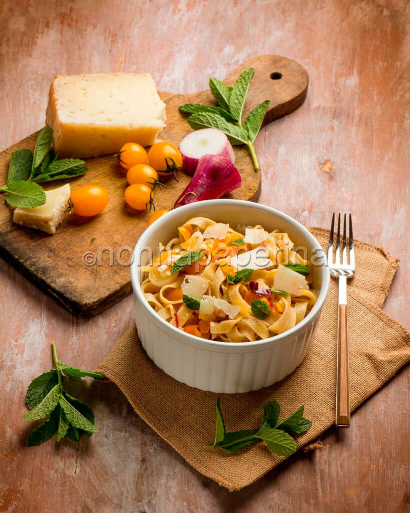 Tagliatelle con pomodorini cacio e menta