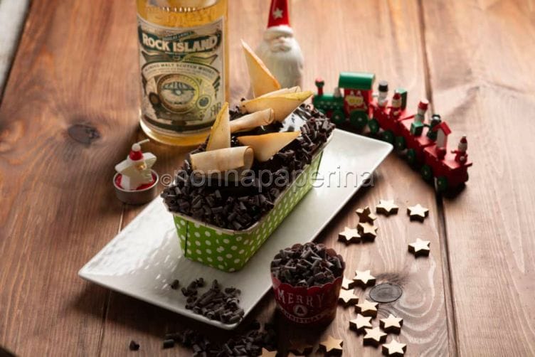 Dolce tronchetto con pere candite e whiskey tronchetto con pere candite e whiskey