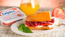 Baguette con formaggio cremoso: sfizio delizioso