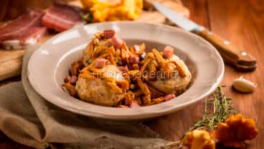 canederli con finferli e speck