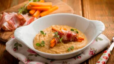 Vellutata di ceci con carote e pancetta