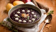 Crema di carote viola, panna e mandorle