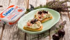 Romantici cuori di pancakes con formaggio Exquisa