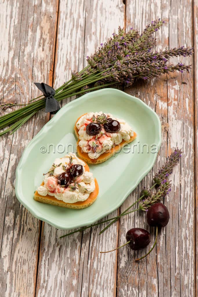 cuori di pancakes con formaggio Exquisa e amarene cuori di pancakes con formaggio Exquisa