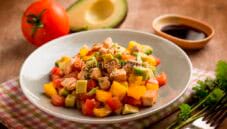 Esotica insalata di salmone con peperoni ed avocado