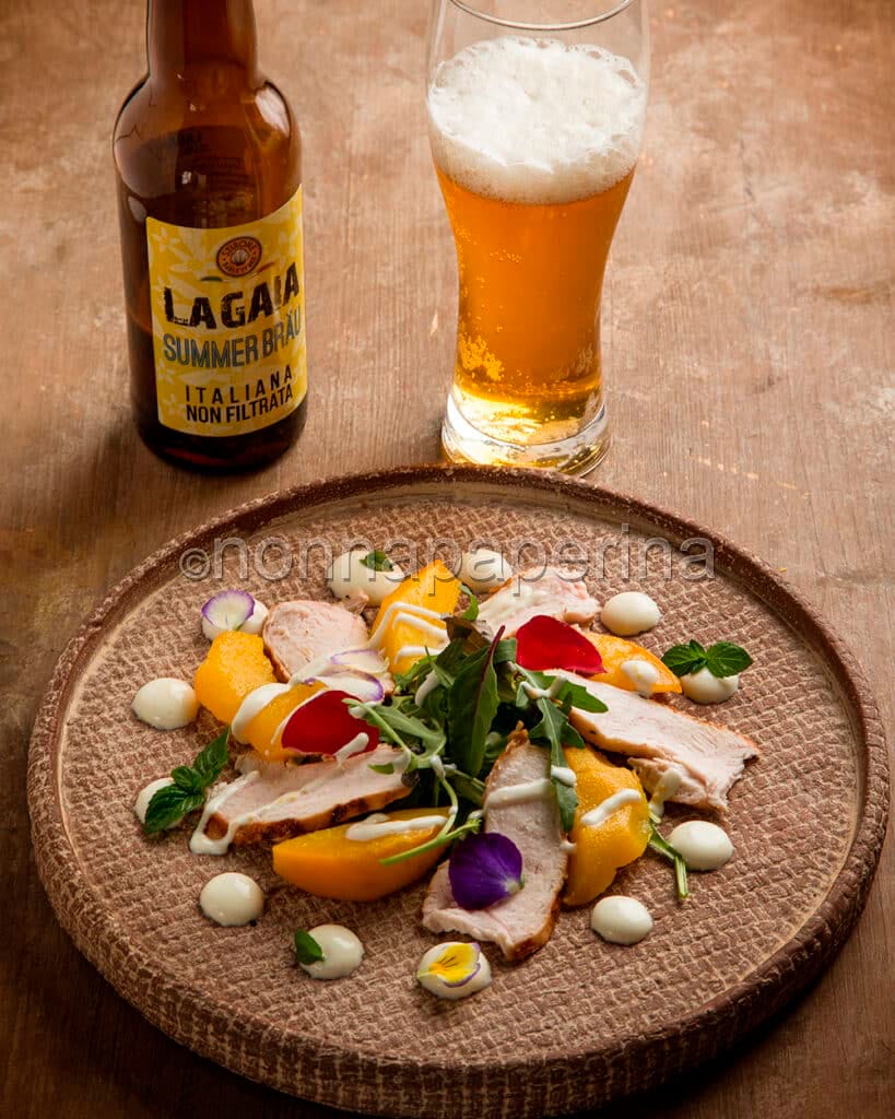 insalata light di pollo con pesche grigliate e yogurt