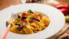 Idee per pranzo: Mafalde di mais con olive e peperoni Idee per pranzo: Mafalde di mais con olive e peperoni