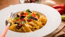 mafalde con olive e peperoni