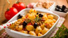 Sfiziose pipe rigate con tonno, pomodori, piselli e olive Sfiziose pipe rigate con tonno, pomodori, piselli e olive